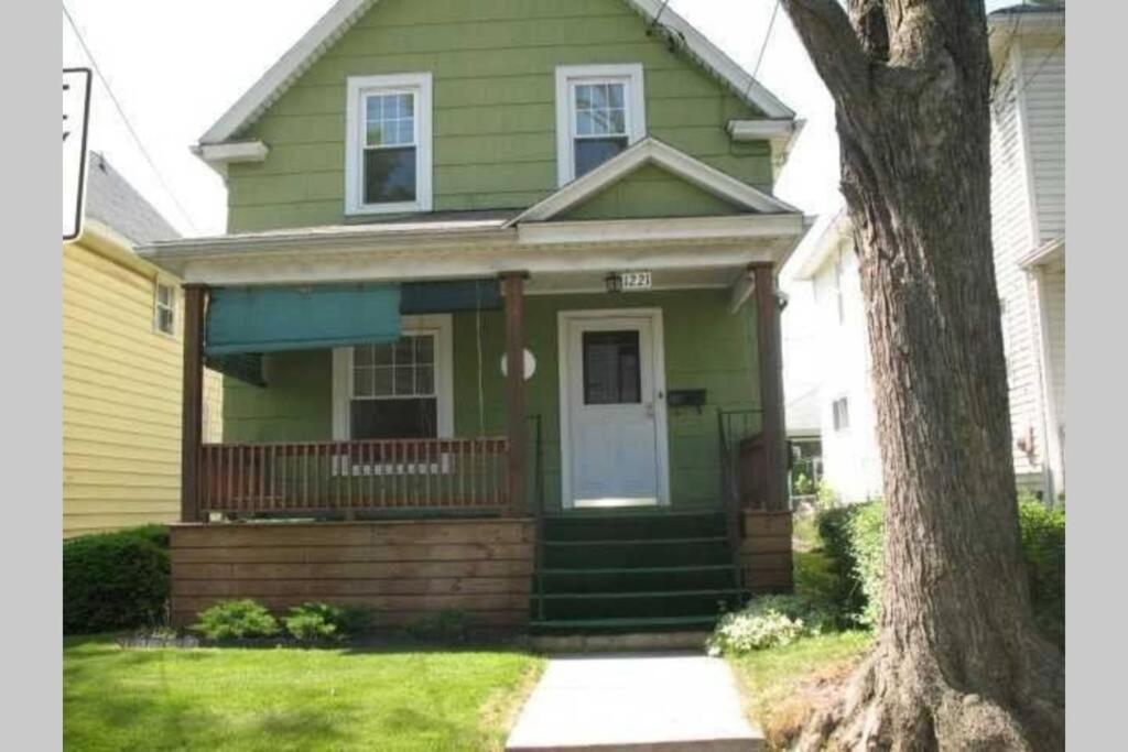 The Oakwood Cottage- With Private Yard & Parking, Minutes From Falls & Casino By Niagara Hospitality Niagara Falls Extérieur photo