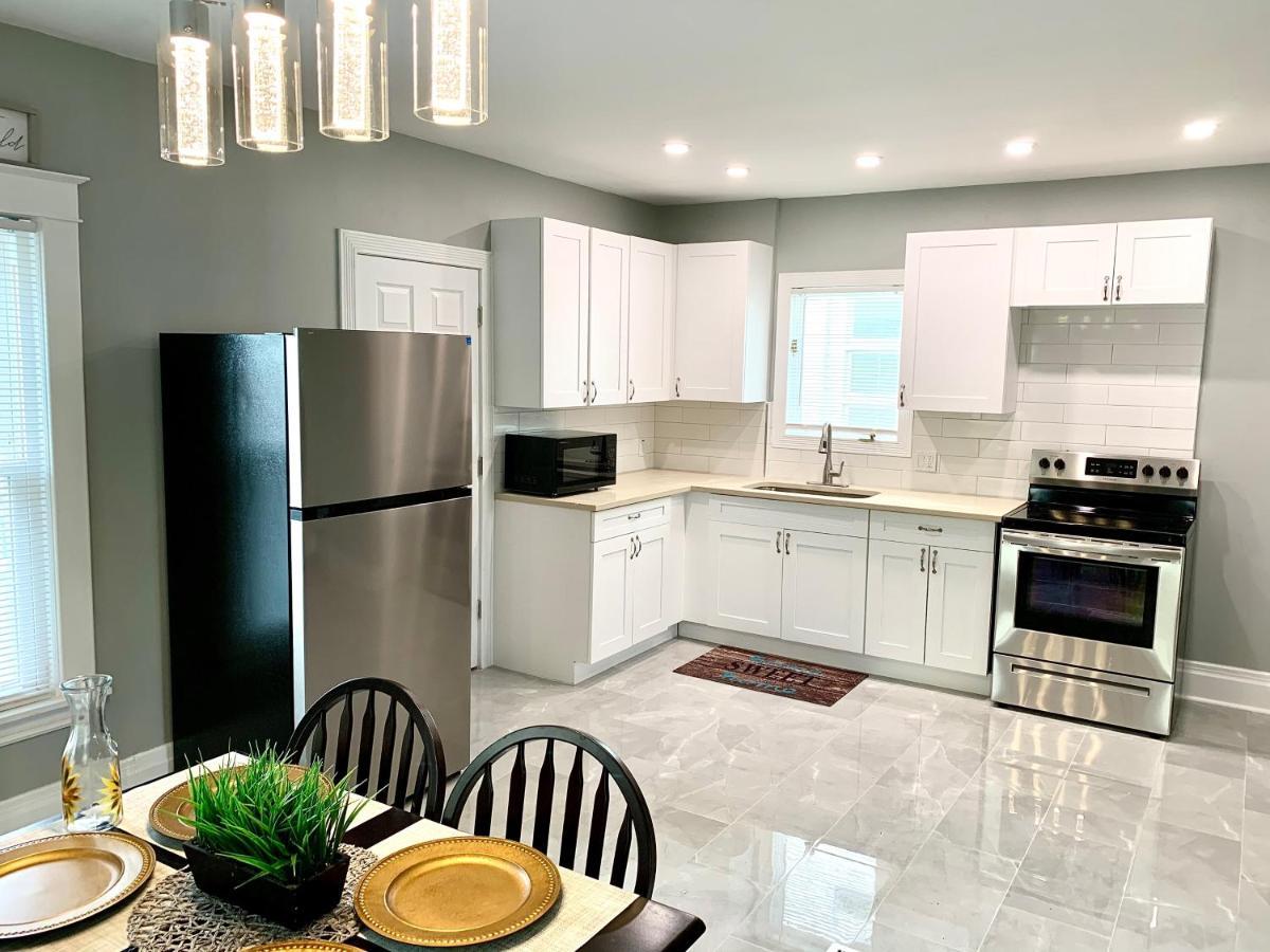 The Oakwood Cottage- With Private Yard & Parking, Minutes From Falls & Casino By Niagara Hospitality Niagara Falls Extérieur photo