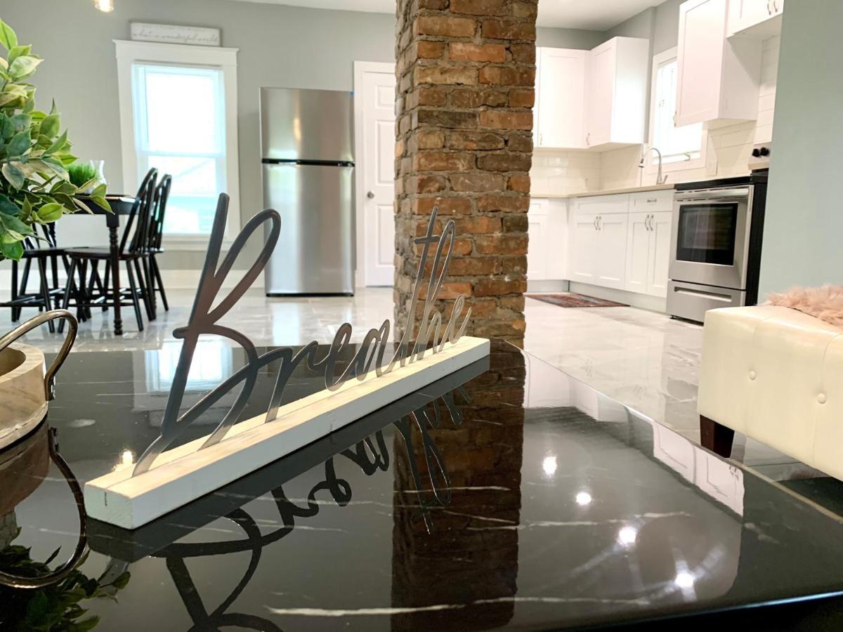 The Oakwood Cottage- With Private Yard & Parking, Minutes From Falls & Casino By Niagara Hospitality Niagara Falls Extérieur photo